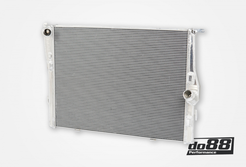 BMW M3 E90 E92 Radiateur de moteur Aluminium dans le groupe Adapté au modèle / BMW / E90, S65 (M3) chez do88 AB (WC-190)